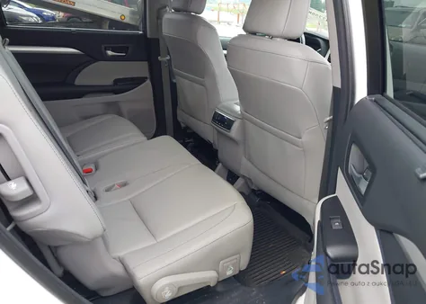 2018 Toyota Highlander Xle z USA, uszkodzony, nr VIN 5TDJZRFH5JS857358